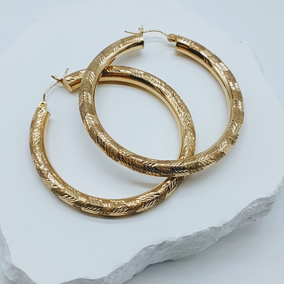 Vintage 14k Yellow Gold Textured Diamond Cut Hoop Earrings - Picture 8 of 15